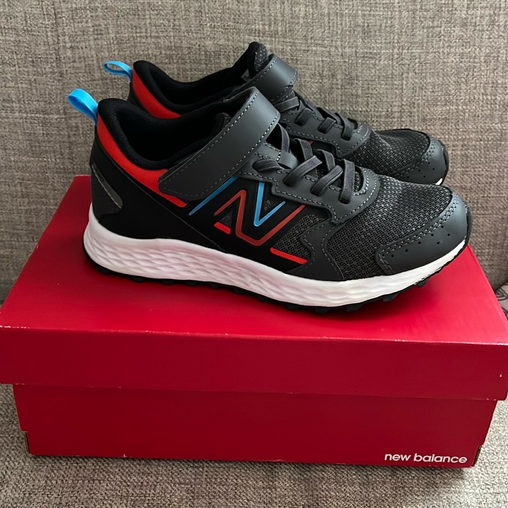 New Balance Fresh Foam 650 Bungee Lace with Top Strap color Grey Red